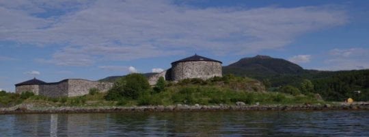 Bilde av Steinvikholm slott sett fra vannet