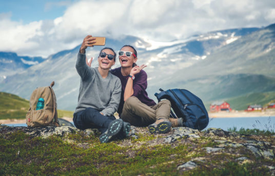 To damer tar selfie på fjellet